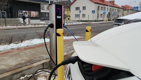 Klaipėdos rajone elektromobilių per metus padvigubėjo, todėl bus įrengiama daugiau įkrovos stotelių.