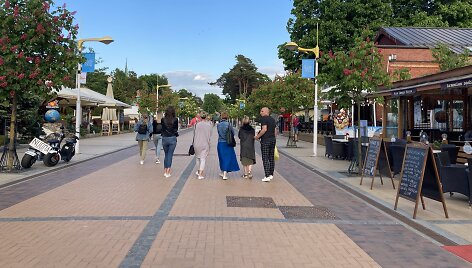 Palangoje ketvirtadienio vakarą &ndash; J.Basanavičiaus gatvėje jau zuja poilsiautojai. Savaitgalį jų laukiama dar daugiau.
