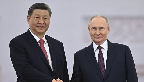 Xi Jinpingas su V. Putinu  / Sergey Bobylev / AP