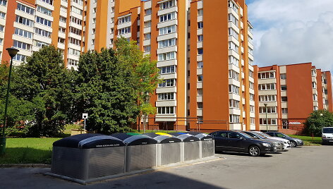 Klaipėdos Mi&scaron;ko kvartale sumontuoti konteineriai &ndash; tiesiai automobilių aik&scaron;telėje.