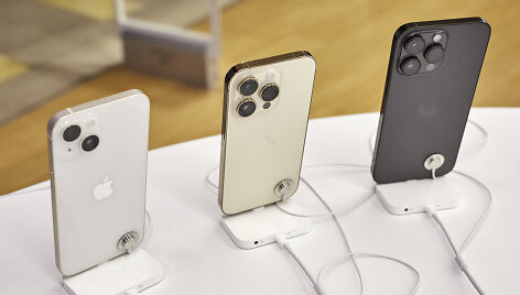 Naujausią &bdquo;iPhone 14&ldquo; skubėjo įsigyti naktį