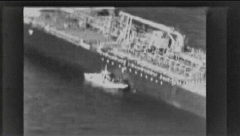 Kadras i&scaron; amerikiečių i&scaron;platinto vaizdo įra&scaron;o: iraniečiai nuplė&scaron;ia miną nuo tanklaivio korpuso