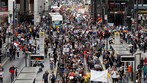 Berlyne žmonės protestuota prieš koronaviruso suvaržymus