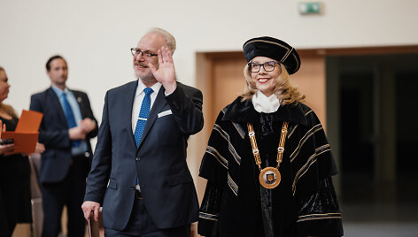 Latvijos prezidentui E.Levitui įteiktos MRU garbės daktaro regalijos