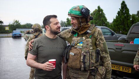 Ukrainos prezidentas Volodymyras Zelenskis su kariu Donecko regione