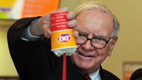 Verslininkas Warrenas Buffettas džiaugiasi „Dairy Queen“ restorano desertu.