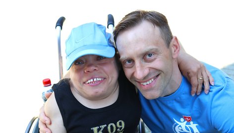 Maltietis Vilius savanoriauja apkirpdamas neįgaliuosius: paslaugų poreikis didžiulis