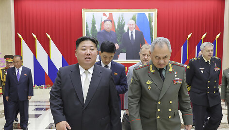 &Scaron;iaurės Korėjos vadovas Kim Jong Unas ir Rusijos gynybos ministras Sergejus &Scaron;oigu