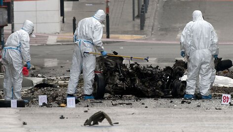 Atėnuose prie banko susprogdintas automobilis