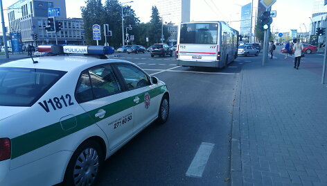 Vilniuje, Konstitucijos pr. susidūrė lengvasis automobilis ir autobusas