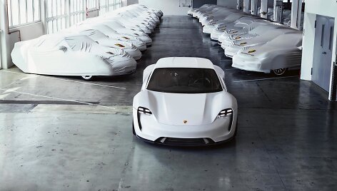 Pirmasis visi&scaron;kai elektrinis &bdquo;Porsche&ldquo; bus &bdquo;Mission E&ldquo; modelis