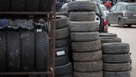 Padangų prekyba Gariūnų automobilių turguje