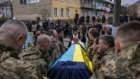 Laidojamas žuvęs Ukrainos karys