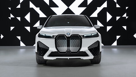 &bdquo;BMW iX Flow&ldquo; kėbulas keičia spalvas