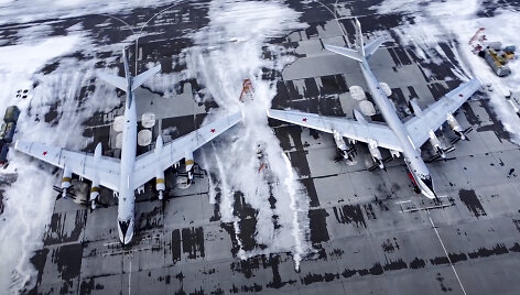 Pora Rusijos karinių oro pajėgų strateginių bombone&scaron;ių Tu-95 Engelso oro pajėgų bazėje