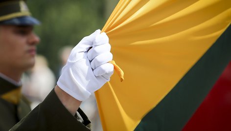 Valstybės vėliavos pakėlimo ceremonija Nepriklausomybės aikštėje, Vilniuje