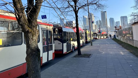 Prie Baltojo tilto dėl nutrūkusio laido sustojo troleibusų eismas