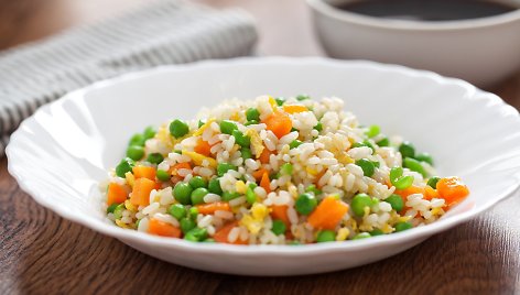 Apvalūs ryžiai su įvairiomis daržovėmis ir kiaušiniu