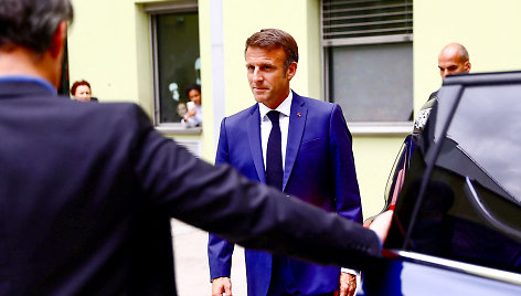 Prancūzijos prezidentas Emmanuelis Macronas aplankė sužeistus vaikus