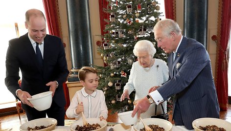 Princas Williamas, princas Georgas, karalienė Elizabeth II ir princas Charlesas