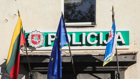 Automobiliai prie policijos komisariato