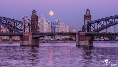 Vienas puošniausių Sankt Peterburge – Petro Didžiojo tiltas per baltąsias naktis