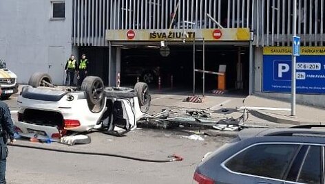 Sostinės centre i&scaron; stovėjimo aik&scaron;telės i&scaron;krito BMW