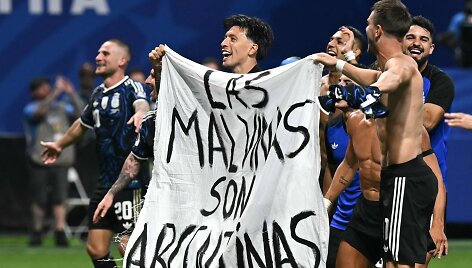 Argentinos rinktinės žaidėjai laiko plaktą &bdquo;Malvinai - Argentinos&ldquo;