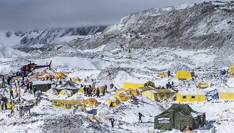 Bazinė alpinistų stovykla Nepale po sniego lavinos, sukeltos žemės drebėjimo