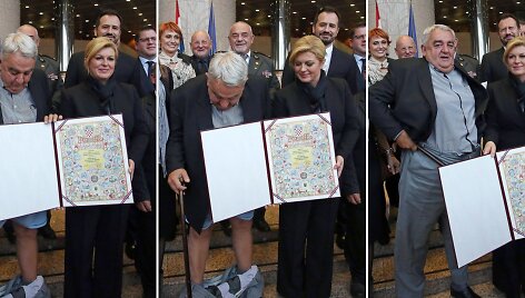 Kroatijos žmogaus teisių organizacijos vadovui nusmuko kelnės fotografuojantis su prezidente