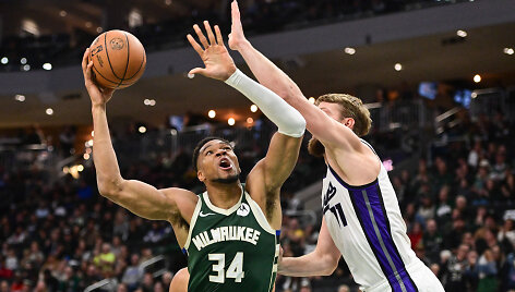 Dovydas Sabonis prie&scaron; Giannį Antetokounmpo