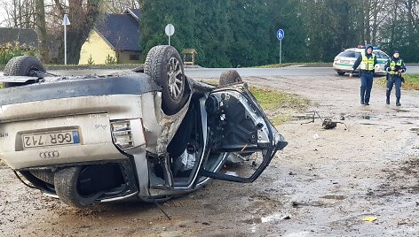 Netoli Joni&scaron;kio &bdquo;Audi A4&ldquo; nuskrido nuo kelio