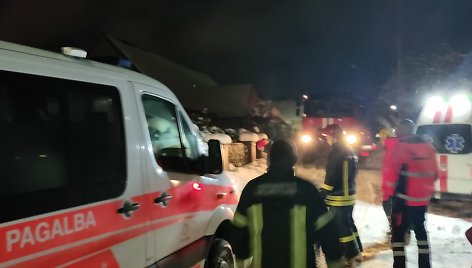 Sniege strigęs greitosios pagalbos automobilis