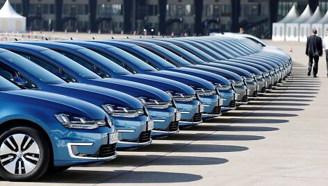 Naujieji &bdquo;Volkswagen&ldquo; e-Golf automobiliai Berlyne