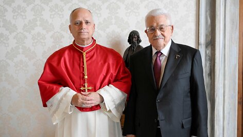Popiežius Leonas XIV su&nbsp;palestiniečių prezidentu Mahmudu Abbasu / HANDOUT / AFP