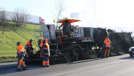 Oro temperatūrai kopiant į vir&scaron;ų &scaron;ią savaitę į Kauno gatves sugrįžo &bdquo;Remix&ldquo; asfalto klojimo ma&scaron;ina. 