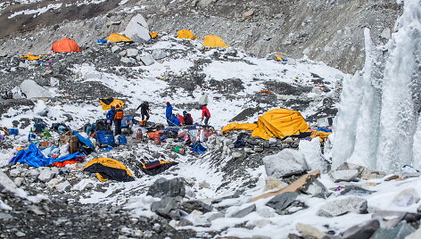 Bazinė alpinistų stovykla Nepale po sniego lavinos, sukeltos žemės drebėjimo