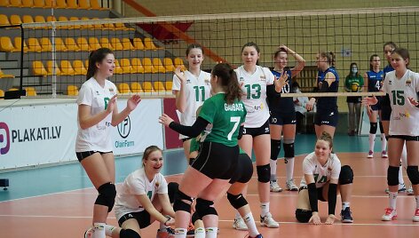 Lietuvos jaunių tinklinio rinktinę į priekį vedė žaidėja su sulūžusiu pir&scaron;tu
