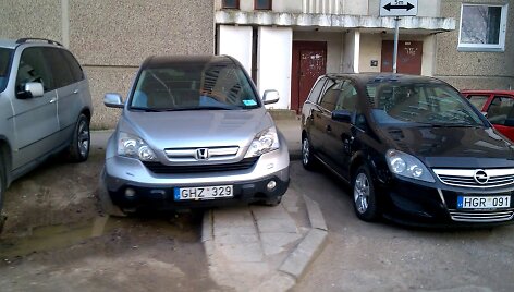 Honda su neįgaliojo lipduku priverstas statyti ant &scaron;aligatvio, nes jam priklausančią vietą užėmė proti&scaron;kai neįgalus Opel vairuotojas, o... (žr. kitą nuotrauką)