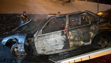 Į gatvės ap&scaron;vietimo stulpus įsirėžęs BMW užsiliepsnojo ir sudegė