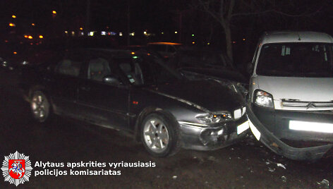 Apgadinti automobiliai &bdquo;Rover&ldquo; ir &bdquo;Citroen Berlingo&ldquo;.