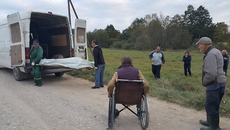 Neįgalus žuvusiojo tėvas krimtosi nespėjęs į pagalbą sūnui.