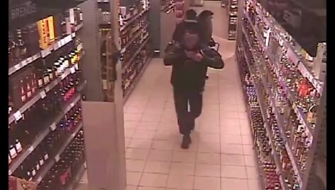 alytuje-nufilmuotas-be-skrupulu-pries-kamera-alkoholi-uz-atlapu-susikises-ir-kasose-uz-ji-nemokejes-vyras