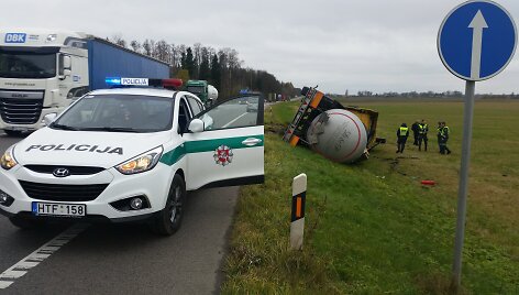 Vengdamas susidūrimo su lengvuoju automob, vilkikas su cisterna nuslydo nuo kelio ir apvirto 