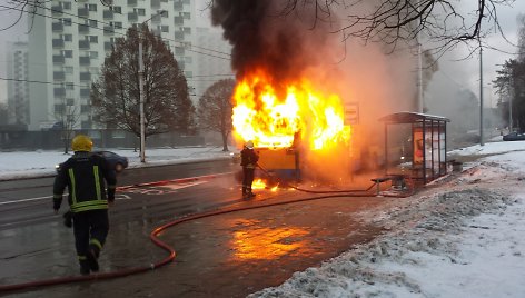 Vienoje Viniaus stotelių užsidegė autobusas