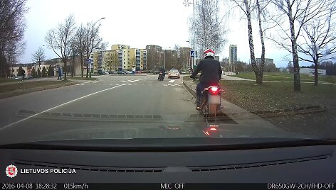 Pažeidėjas ant motociklo