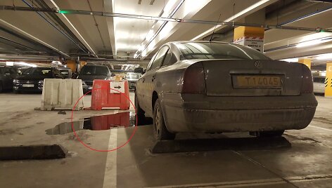 "VW Passat", paliktas prekybos centro &bdquo;Panorama&ldquo; aik&scaron;telėje