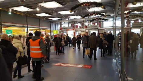 Žmonės prie bankomatų &bdquo;Akropolyje&ldquo; 