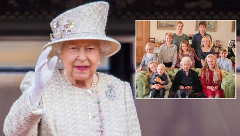 Karalienė Elizabeth II su vaikaičiais