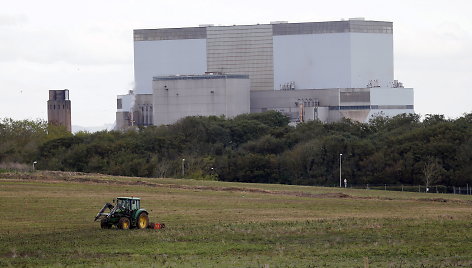 Traktorius lauke, kuriame iškils Hinkley Point atominė jėgainė